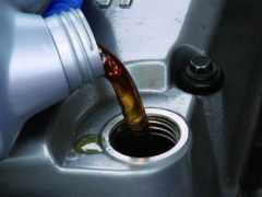 汽车保养一次要更换多少升机油？